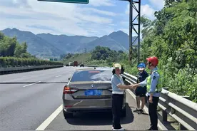 粗心夫妇将娃落在高速服务区，母亲走回去接图片