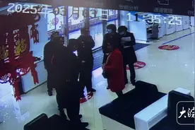 花甲老人欲办银行卡去“种花”  银警联动识破骗局图片