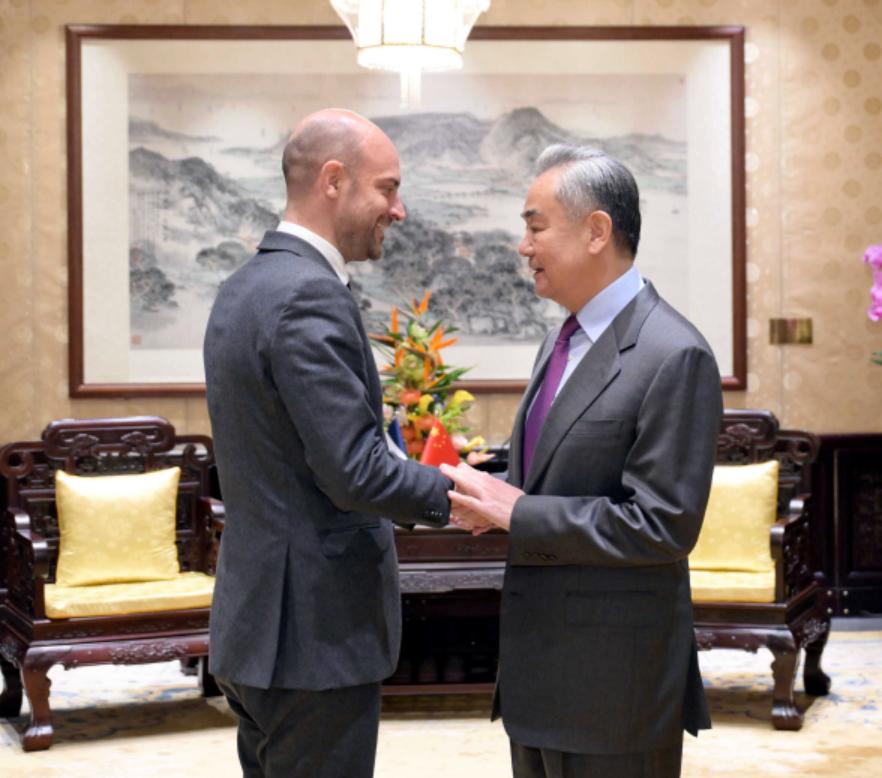 王毅会见法国外长 介绍高市言论本质!
