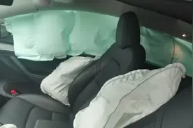 特斯拉在高速上正常行驶时弹出安全气囊？售后：相邻车道卡车爆胎所致图片