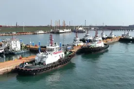 山东港口首次自主建造最大马力“罗伯特”船型拖轮在日照港入列图片