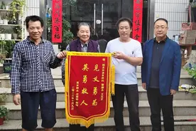 奋不顾身救起落水老人！苏州小伙曾德永、文见正见义勇为获赠锦旗图片