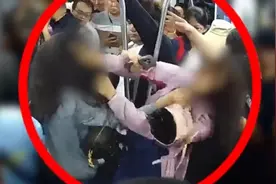 冲动是魔鬼！就因硌一下，地铁里两女子扯发互殴，全被拘……图片