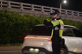 记者跟随交警夜查货车：闯禁区违法行为相对突出图片
