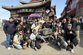 台湾青年在泰山偶遇机器狗“挑夫”争相合影+实操图片