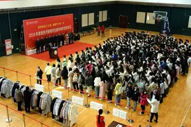 洛阳理工学院举行2024年家庭经济困难学生越冬棉衣发放仪式图片