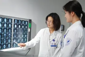 华西临床医学八年制首届毕业生，成为三甲医院最年轻博导图片