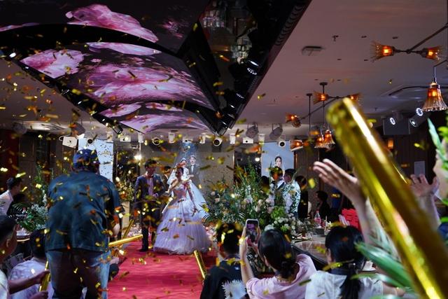 国庆餐桌的 “火锅温度”：年轻人选择在海底捞办婚礼，“吃鲜”成趋势