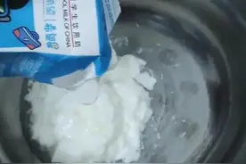 学生饮用奶被曝变质结块 广西贺州通报：系学生保存不当所致图片