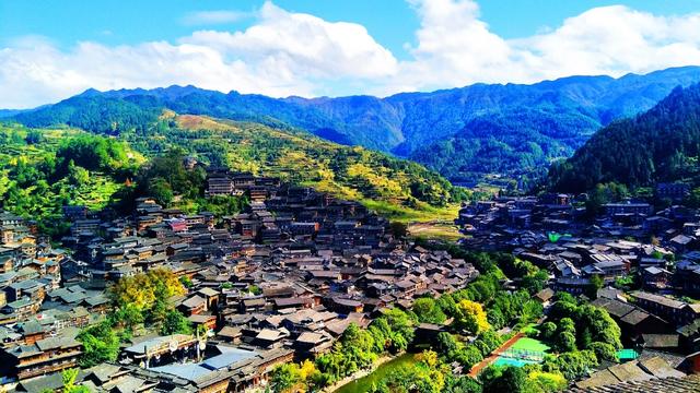 雷山西江苗寨初冬景色怡人吸引游客错峰出游