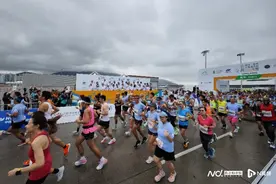 香港机场跑道客串长跑赛道！周润发以清爽银发登场步伐矫健图片