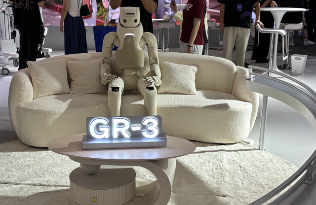 2025人工智能大会逛展指南：机器人“现场打架”，大模型走进现实