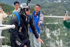 视频疯传！外国男子云南跳伞开伞失败，急速坠落？景区澄清：视频不完整，开伞成功了图片