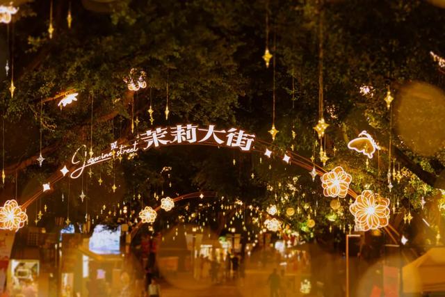 “神秘人物”亮相青年广场！一起开启江畔浪漫之旅！