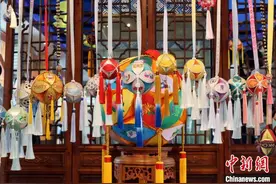 壮族爱情信物赶新潮 小绣球闯出大市场图片