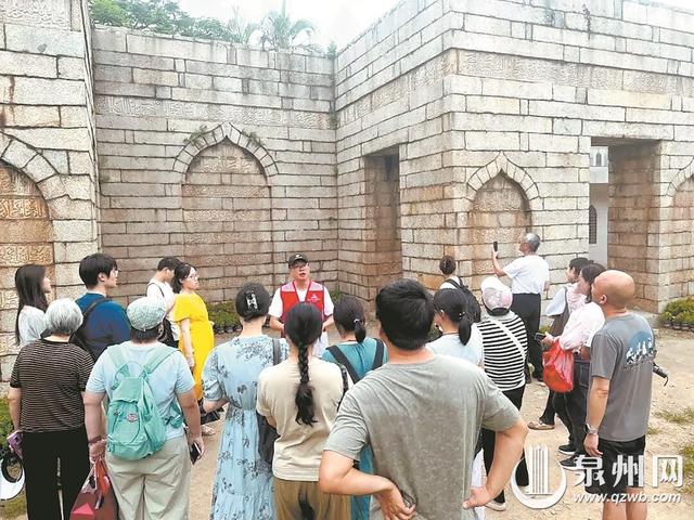“红马甲”点亮世遗泉州 暑期135场公益讲解 服务游客数万人次