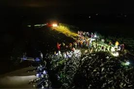 聚焦防汛抗洪｜“全力守住第二道防线”——湖南华容洞庭湖大堤决堤现场直击图片