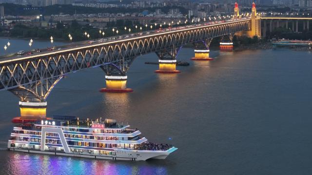 “水韵江苏”新名片：长江游轮“夜模式”激活金陵文旅消费活力