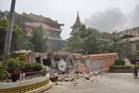 缅甸强震下建筑受损：百年寺庙陷入废墟，著名佛塔尖顶断裂图片