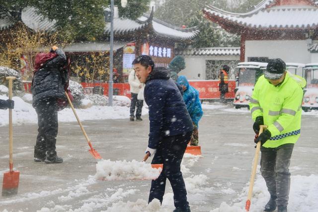 武汉下雪了！东湖梅园上演现实版“踏雪寻梅”