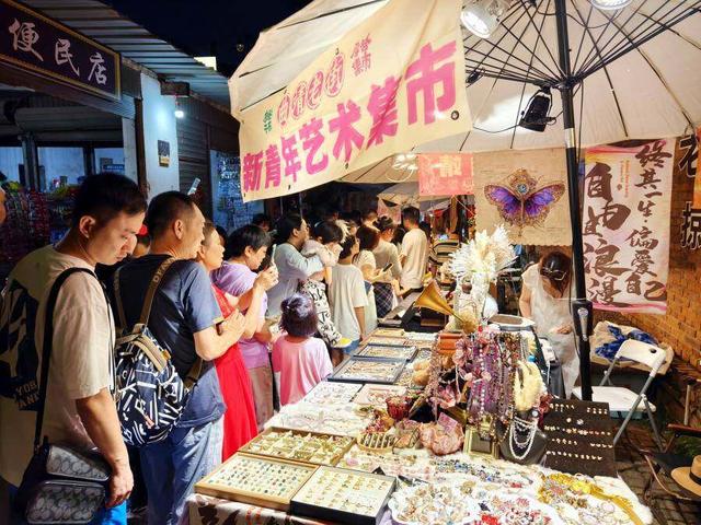 曲靖入夜时 聚拢是烟火 摊开是千年