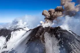 （外代一线）喷发中的埃特纳火山图片