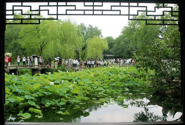 苏州：拙政园人头攒动