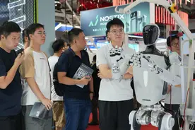 世界机器人大会：27款人形机器人登场，进工厂还是进家庭？图片