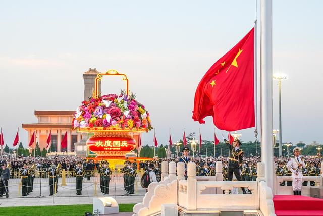 今晨12.1万人天安门广场看升国旗，结束后久久不愿离去