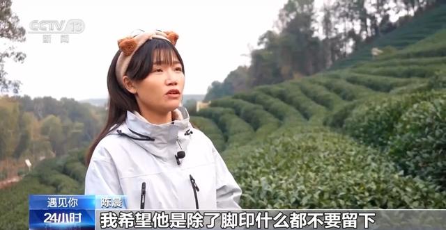 遇见你丨90后女孩坚持三年爬山捡垃圾 身披“塑料瓶铠甲”走路带风