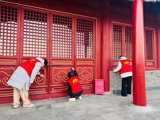 【全力创“5A” 攻坚进行时】返乡大学生化身“志愿红” 助力正定古城创建国家5A级旅游景区