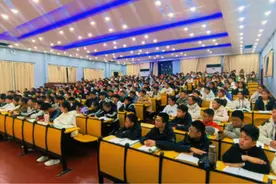 临汾三中：勤学硕果展风华 期中表彰励前行图片