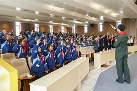 济南起步区：弘扬伟大雷锋精神 雷锋班班长走进课堂图片