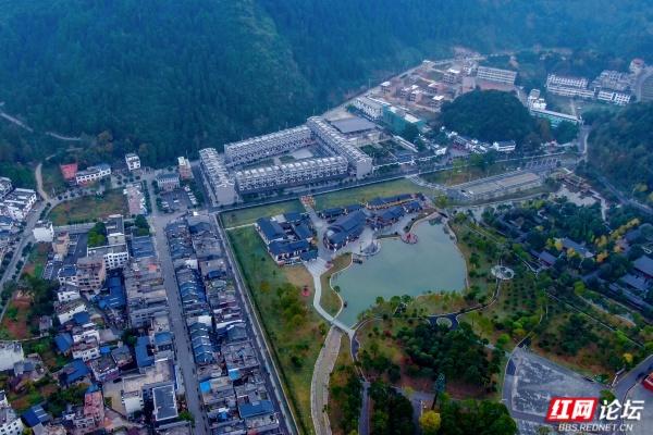 九嶷山：德孝源起处，群峰朝舜来