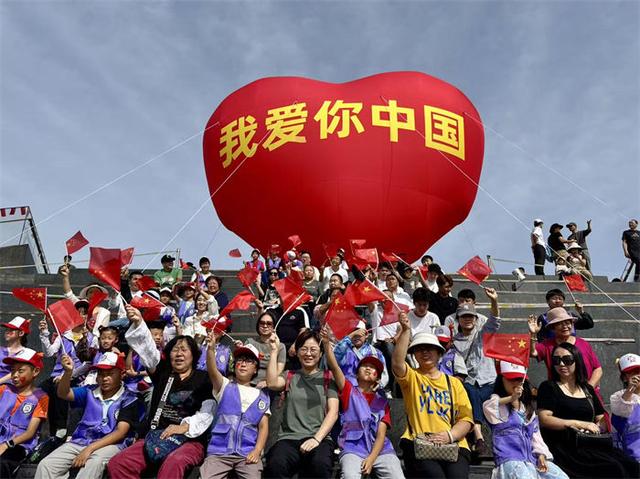 假期新玩法：国庆主题巨型气膜装置亮相南森