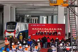 东莞轨道交通1号线一期工程全线通电，首列地铁亮相图片