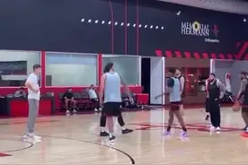 火箭训练亚当斯亲手指点阿门：如何像莫兰特那样与其打挡拆配合图片