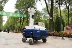 智能机器人亮相八宝山革命公墓图片