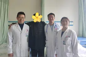 大爷突发心脏病在医院晕倒，医生不间断抢救1小时！图片