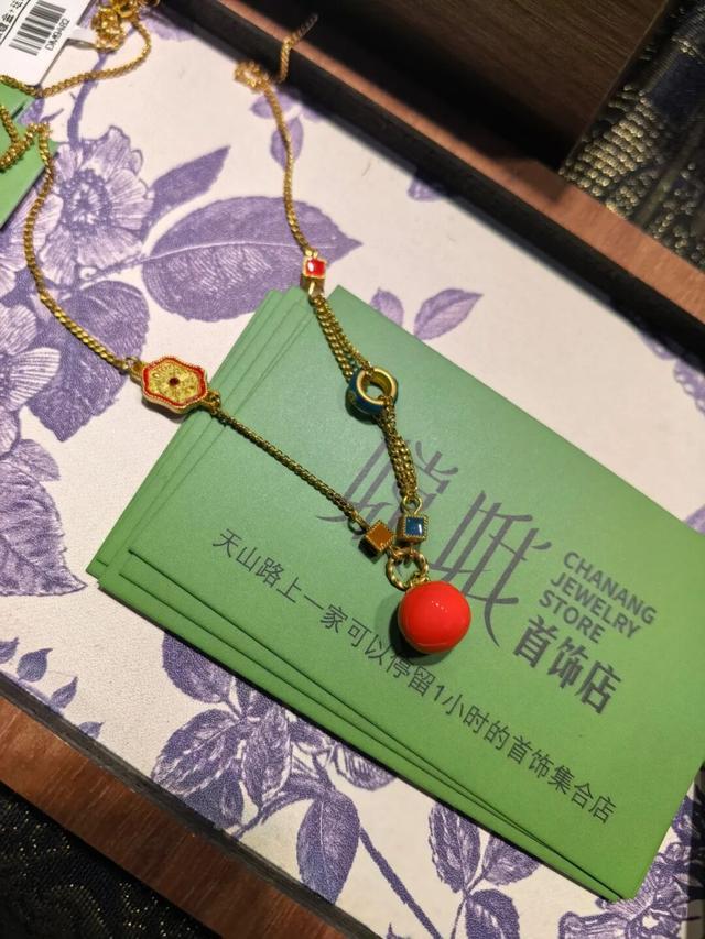 氛围感拉满！金虹桥商场化身“苹果小镇”