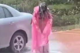 多名男子用灭火器喷伴娘，伴娘一身泡沫尖叫痛哭，警方：有人报警，正在处理图片