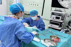 婆婆的耳朵长了一颗黑“核桃”，原是患上脂溢性角化症图片