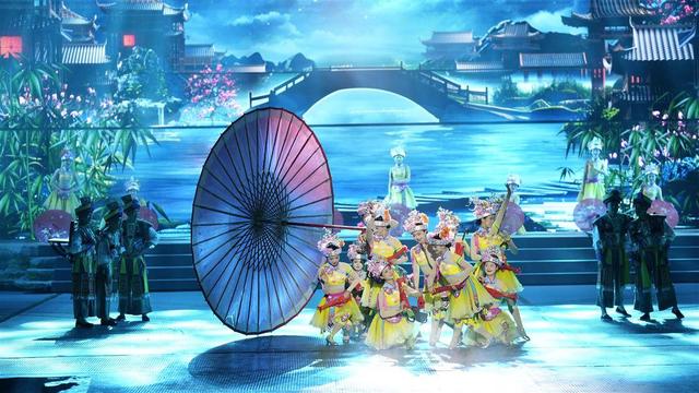 恩施观察│记者体验恩施国际文旅精品线路“清龙峡”  览地质奇观 赏土苗歌舞