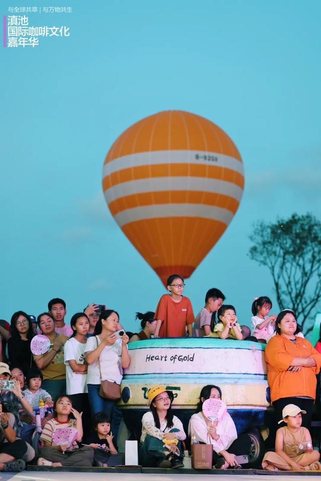 热气球为幕,歌舞不止!蓝调时刻的滇池西岸,绝美