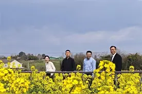 书记镇长跳魔性舞蹈为油菜花代言，为群众豁出去的“本色”出演不尴尬图片