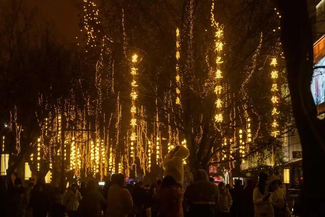 “我们去曲江玩呀!”“一言为定!”