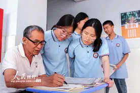 河南博爱：教师“摆摊” 答疑解惑图片