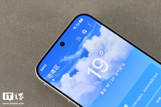 真我GT8 Pro手机图赏：告别非方即圆设计，行业独一档可换 Deco