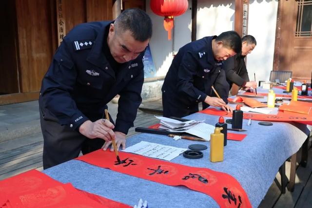 新年伊始，18位老人共同送来一面锦旗……