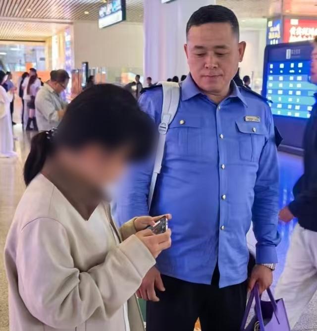 高铁列车长暖心救助离家少女